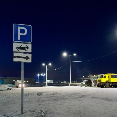 Возле аэропорта «Норильск» обустроили новую парковку с современным освещением