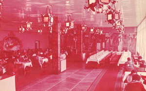 Интерьер обеденного зала ресторана "Русские узоры", 1980-е гг.