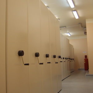 Архивохранилище, оборудованное мобильными стеллажами