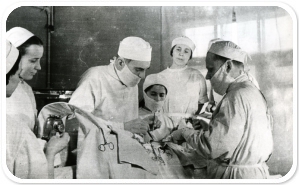 Оперирует доктор В.Е. Родионов в центре. 1945. Фото В. Гласс