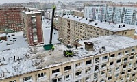 На улице Лауреатов, 75 продолжается демонтаж аварийного дома