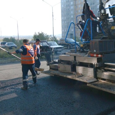 МУП «КОС» проводит работы по асфальтировке в Норильске