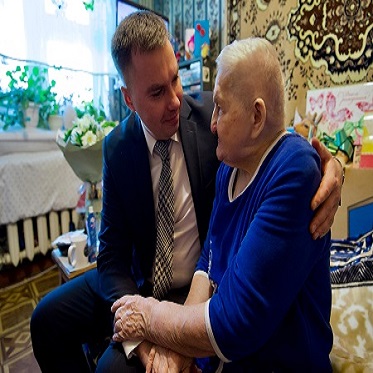 Дмитрий Карасев поздравил норильчанку со 100-летним юбилеем