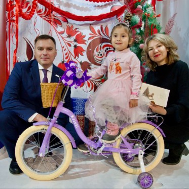 Вручены первые подарки c «Елки желаний»