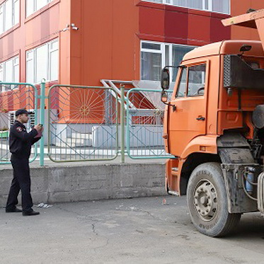 В Норильске прошел очередной рейд по выявлению припаркованного грузового транспорта в жилой зоне