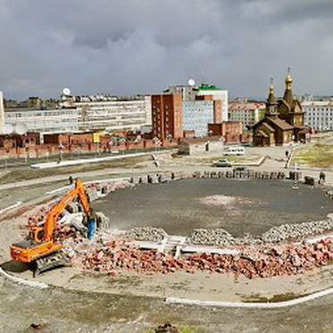 Продолжается подготовка строительной площадки будущей стелы «Город трудовой доблести»