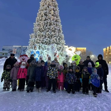 В Снежногорске состоялось праздничное открытие Новогодней елки