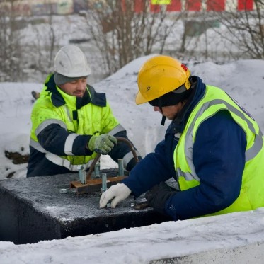 В городе устанавливают новые проекционные пешеходные переходы и теплые остановки