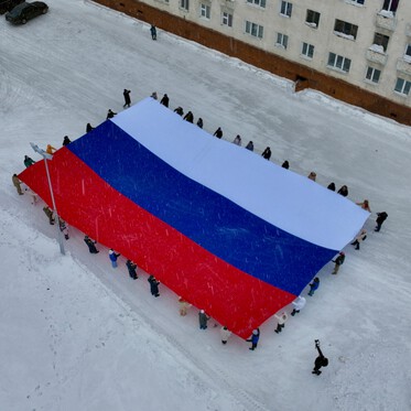 Норильчане развернули флаг РФ в честь годовщины воссоединения Крыма с Россией