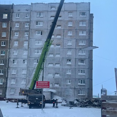 В Норильске начался демонтаж аварийного подъезда. 