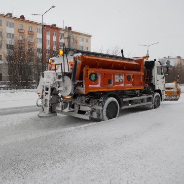 Службы города круглосуточно убирают снег и посыпают дороги