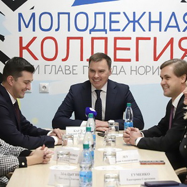 Дмитрий Карасев встретился с Молодежной коллегией города