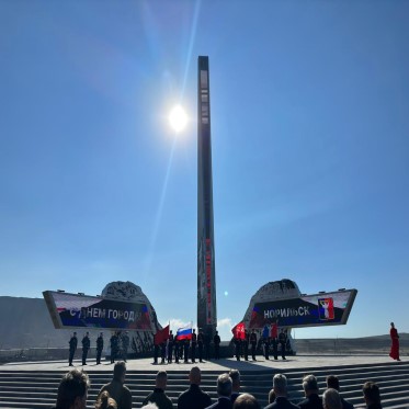 «Норильск — город трудовой доблести»: в северной столице Красноярского края открыта 30-метровая стела