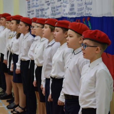 В школе Снежногорска состоялась торжественная церемония посвящения в ряды «Юнармии»