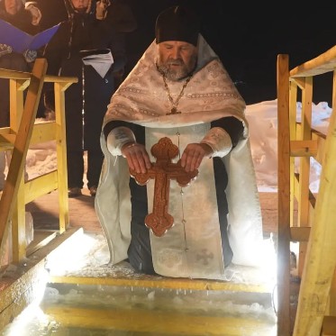 В Норильске прошли традиционные крещенские купания