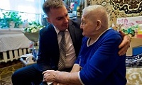 Дмитрий Карасев поздравил норильчанку со 100-летним юбилеем