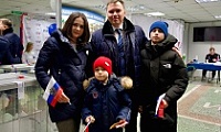 Глава Норильска всей семьей проголосовал на выборах Президента РФ